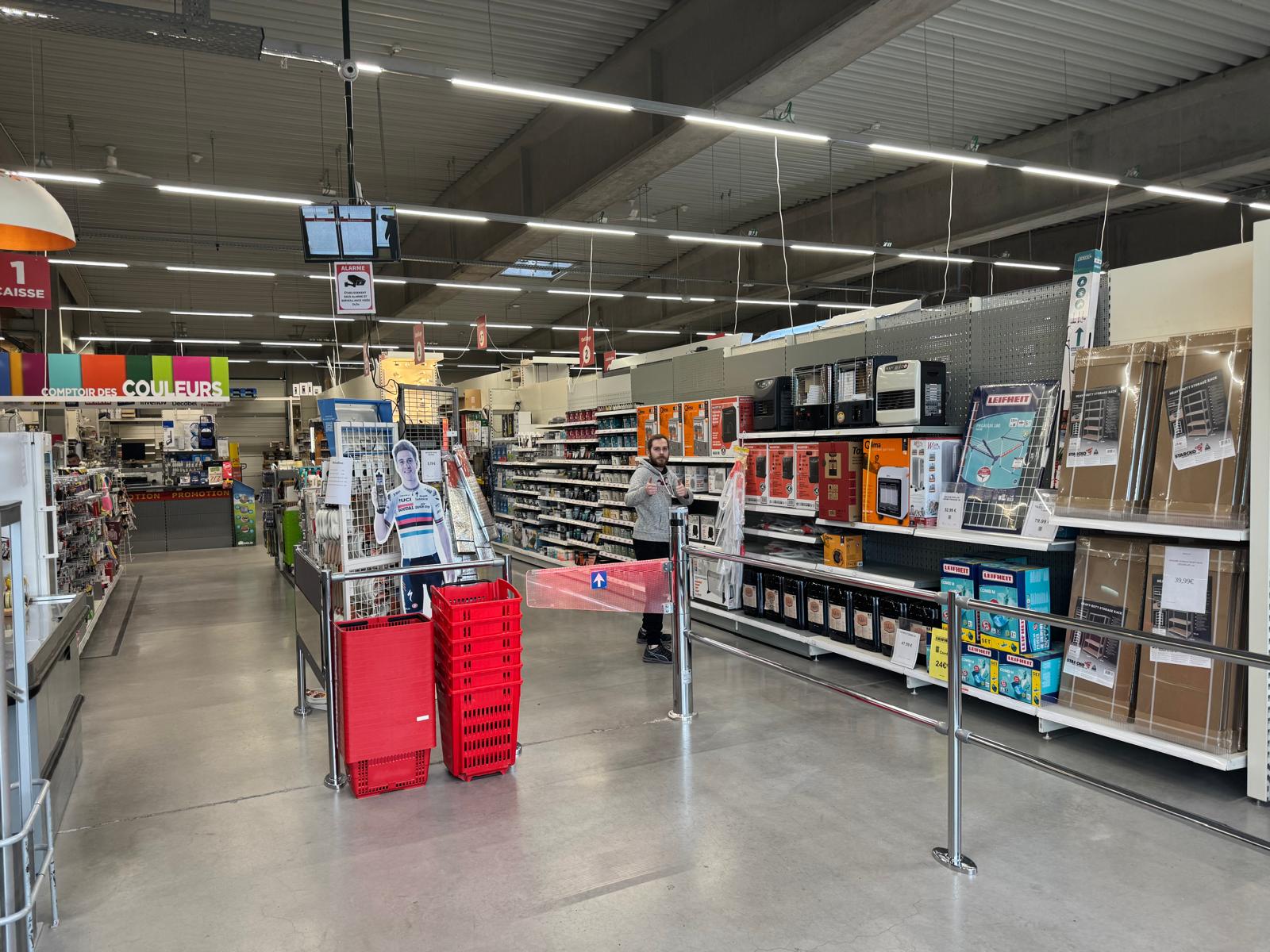 Vue intérieure du magasin de bricolage Bricolino